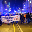 Magdeburg, koniec grudnia 2021. Demonstranci z transparentem „Młodzież przeciwko obowiązkowym szczep
