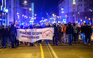 Magdeburg, koniec grudnia 2021. Demonstranci z transparentem „Młodzież przeciwko obowiązkowym szczep