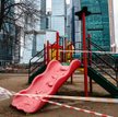 Zamknięty, z powodu epidemii koronawirusa, plac zabaw dla dzieci w stolicy Rosji