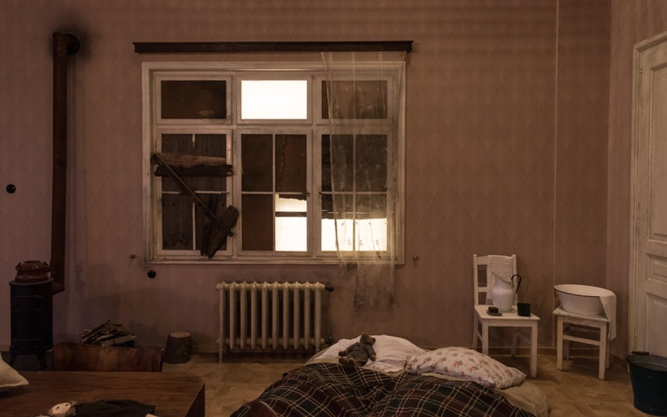 Mieszkanie warszawskiej rodziny po zakończeniu okupacji niemieckiej, 8 maja 1945 r.