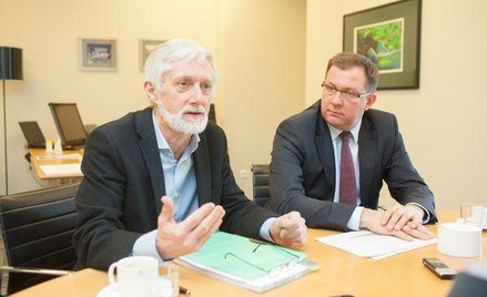 prof. Marian Wiśniewski (od lewej) z UW, Jarosław Bartkiewicz, prezes AXA Życie