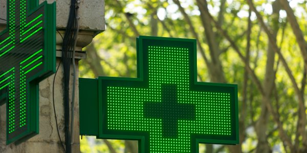 Cofnięcie zezwolenia za nieobecność farmaceuty to nie automat