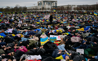 Ludzki dywan przed Bundestagiem. "Dość obietnic, czas działać!"