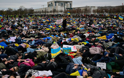 Ludzki dywan przed Bundestagiem. "Dość obietnic, czas działać!"