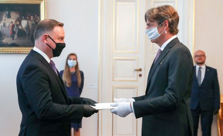 Arndt Freytag von Loringhoven (na zdjęciu z prawej, z prezydentem Andrzejem Dudą) czekał wiele miesi