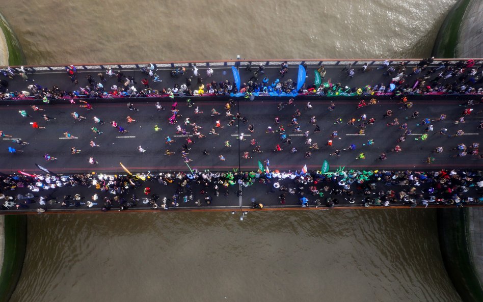 Uczestnicy maratonu w Londynie na Tower Bridge