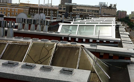 W kamienicy przy al. Solidarności do wymiany pozostał tylko jeden szklany daszek. Trwa spór do kogo 