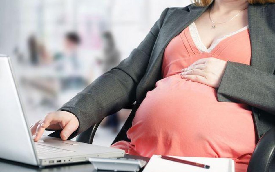 Umowa terminowa z pracownicą w ciąży - przedłużenie do dnia porodu nie naruszy limitów