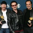 U2 z Danielem Lanois (drugi od prawej) na ceremonii Grammy w 2002 r. po zdobyciu pięciu statuetek za
