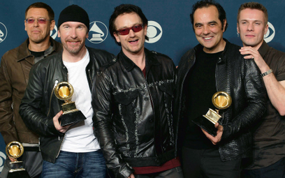 U2 z Danielem Lanois (drugi od prawej) na ceremonii Grammy w 2002 r. po zdobyciu pięciu statuetek za
