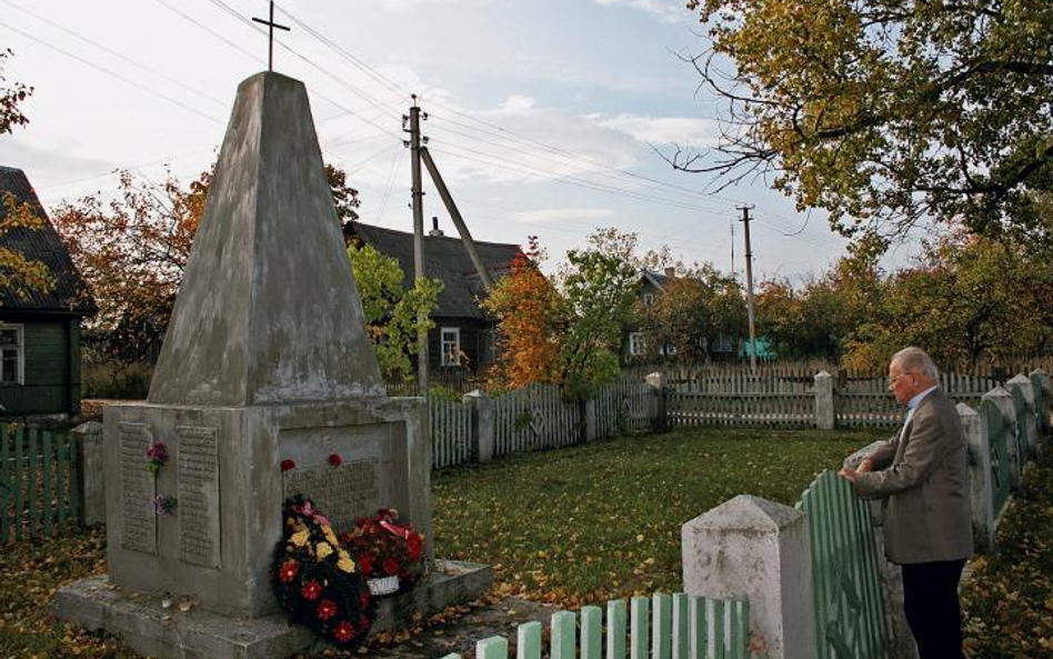 Betonowy obelisk na zbiorowej mogile pomordowanych Polaków – już z krzyżem