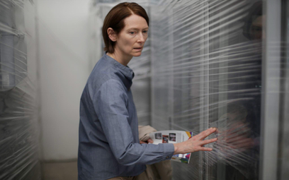 Tilda Swinton, to na jej kreacji opiera się cały film