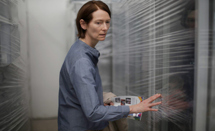 Tilda Swinton, to na jej kreacji opiera się cały film
