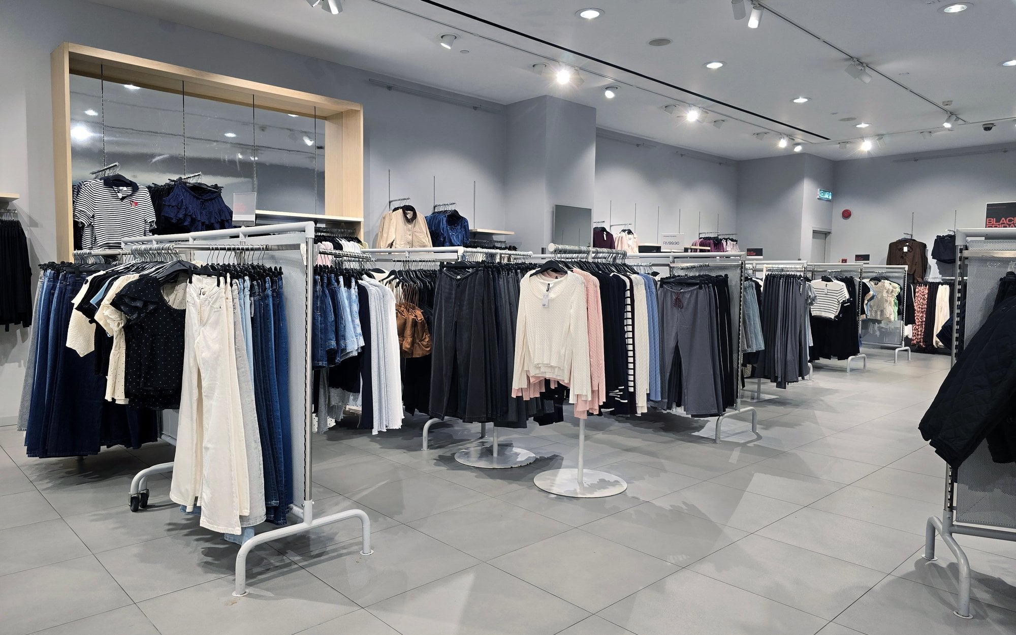 Modowy gigant zamyka kolejne sklepy. Klienci coraz częściej wybierają internet