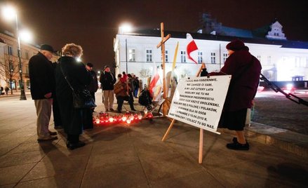 Obrońcy krzyża: grupa pana Stanisława modli się dzień w dzień niemal od pięciu lat