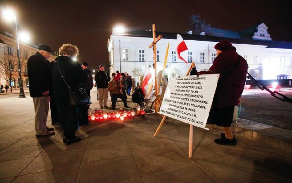 Obrońcy krzyża: grupa pana Stanisława modli się dzień w dzień niemal od pięciu lat