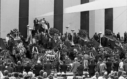 ?Uroczystości pogrzebowe premiera Imre Nagya, jego towarzyszy i symbolicznie wszystkich ofiar repres