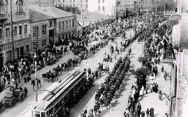 Kijów, maj 1920. Defilada wojsk polskich ulicą Wielką Włodzimierską