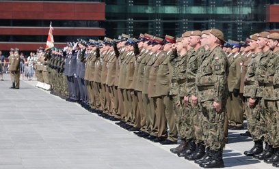 Choć obecnie w Polsce mamy nieco ponad 200 tys. żołnierzy zawodowych i ochotników, to patrząc na zma