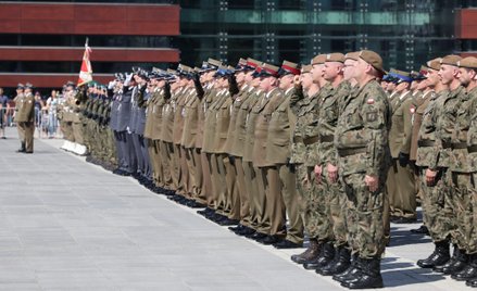 Choć obecnie w Polsce mamy nieco ponad 200 tys. żołnierzy zawodowych i ochotników, to patrząc na zma