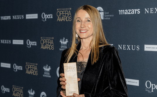 Renata Borowska-Juszczyńska z operowym Oscarem dla Teatru Wielkiego w Poznaniu