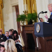 Korespondent Jim Acosta i prezydent Donald Trump w czasie konferencji, po której ten pierwszy straci