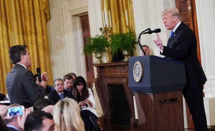 Korespondent Jim Acosta i prezydent Donald Trump w czasie konferencji, po której ten pierwszy straci