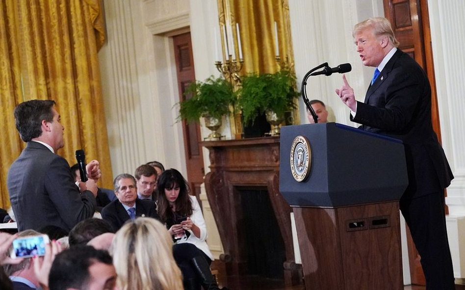 Korespondent Jim Acosta i prezydent Donald Trump w czasie konferencji, po której ten pierwszy straci