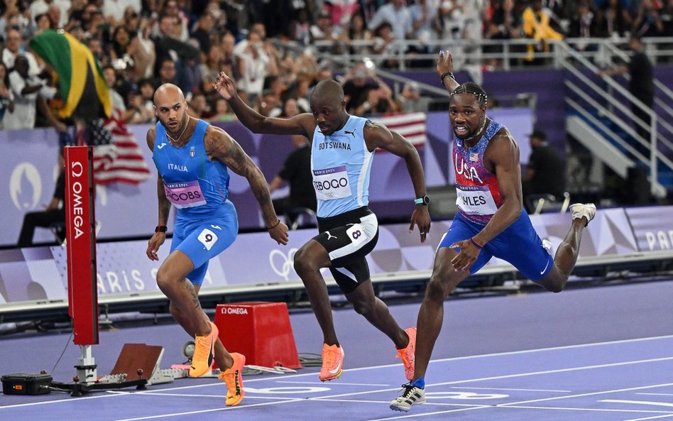 Finał biegu na 100 metrów mężczyzn. Noah Lyles wpada na metę jako pierwszy, ale o wyłonieniu medalis