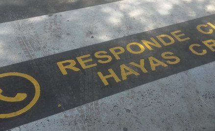Hiszpania: Znak ostrzegający przed używaniem telefonu komórkowego w czasie przechodzenia przez ulice