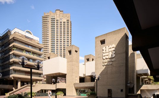 Barbican Centre na co dzień tętni życiem – odbywają się tu koncerty czy przedstawienia teatralne, a 