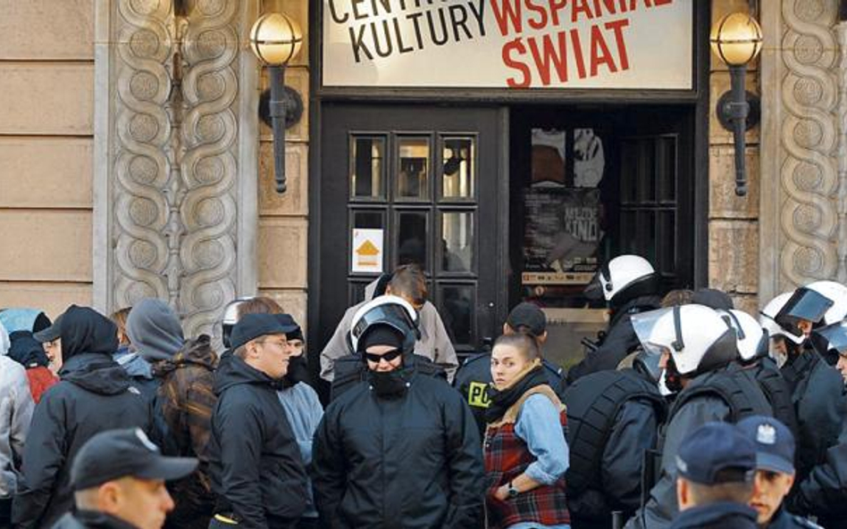 Uciekając przed policją, niemieccy anarchiści schronili się w kawiarni Nowy Wspaniały Świat prowadzo