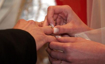 Coraz więcej osób występuje o unieważnienie ślubu kościelnego