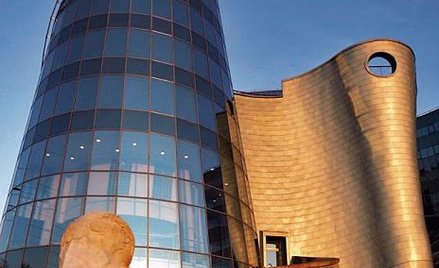 Lewica boi się, że wobec spadających wpływów z abonamentu TVP (na zdjęciu jej nowa siedziba) zamiast