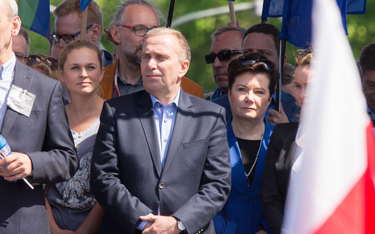 Lider PO Grzegorz Schetyna (na zdjęciu w środku) podczas marszu KOD