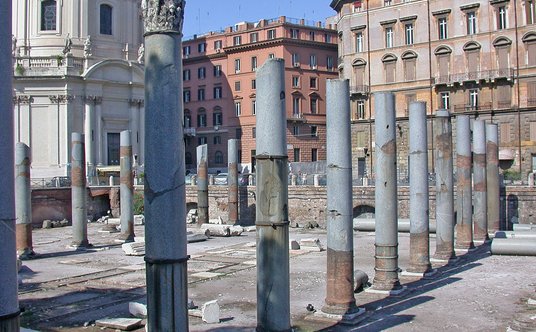 Ruiny Basilica Ulpia w Rzymie.