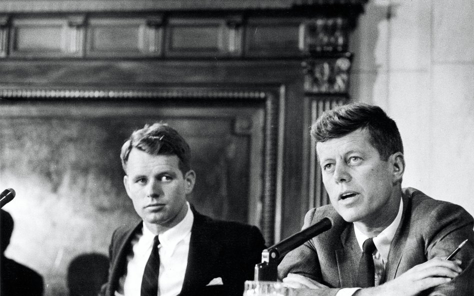 Robert F. Kennedy i John F. Kennedy podczas przesłuchań w Senacie przed komisją McClellana w sprawie