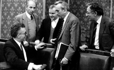 Przed posiedzeniem rządu. Stoją od lewej: Jerzy Ciemieniewski, podsekretarz stanu w URM i sekretarz 