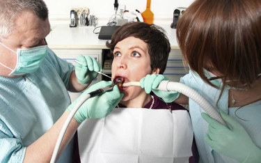 Leczenie zębów na NFZ prowadzi do ubytków