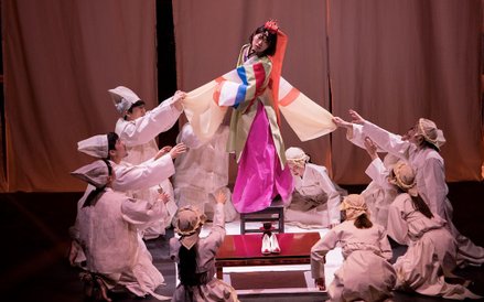 „Przyzywanie duchów zmarłych” z Sam-New Theater z Seulu, będzie można obejrzeć 7 lutego.