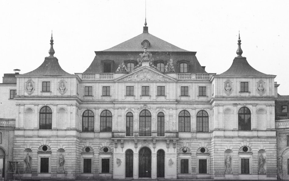 Pałac Brühla, który został zniszczony przez wojska niemieckie w grudniu 1944 roku, ma zostać przywró