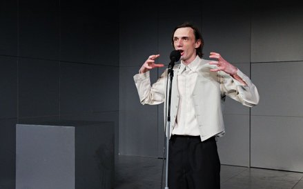 Andrzej Kłak w gościnnej roli Witolda Gombrowicza.