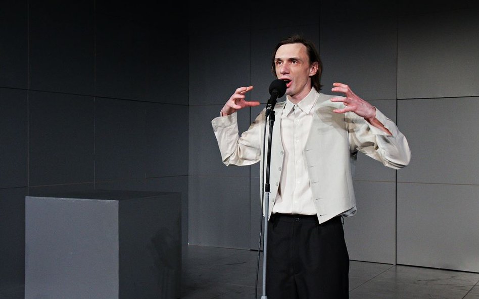 Andrzej Kłak w gościnnej roli Witolda Gombrowicza.