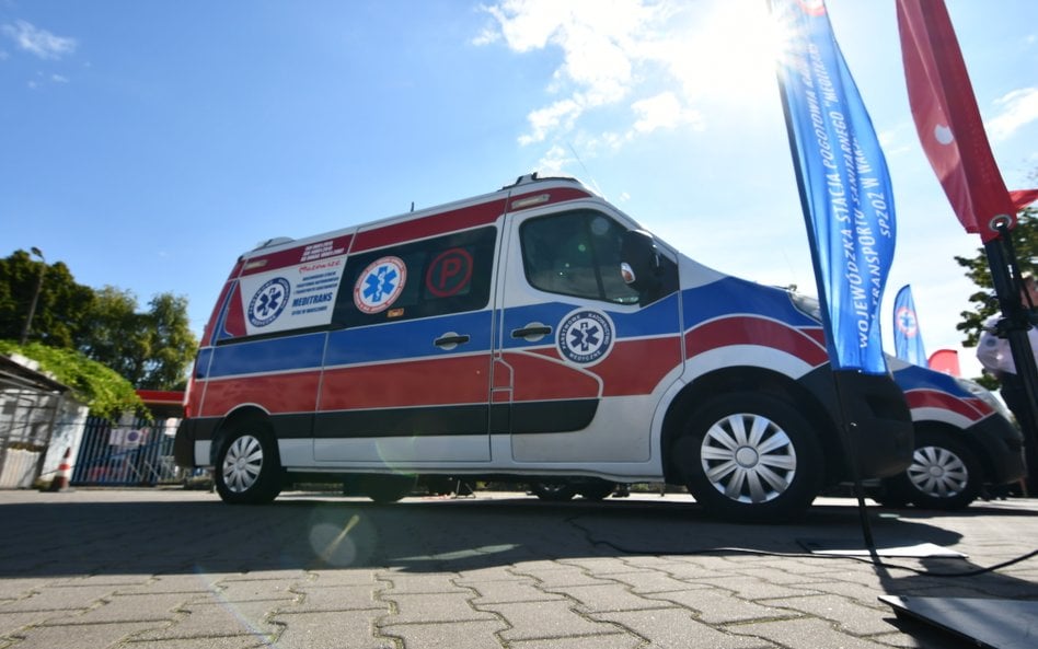 Karetki marki Renault Master z 2017 roku są przystosowane do przewozu 4 osób w pozycji siedzącej i j