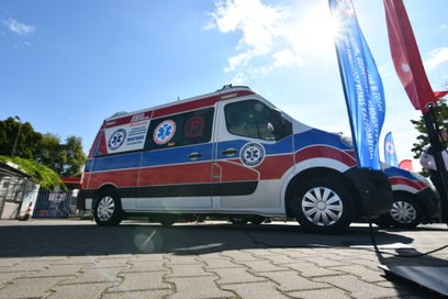 Karetki marki Renault Master z 2017 roku są przystosowane do przewozu 4 osób w pozycji siedzącej i j
