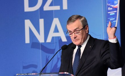 Ponad 230 stron niełatwej lektury. Wicepremier Piotr Gliński prezentuje broszurę z programem PiS pod