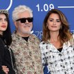 Pedro Almodóvar z aktorami swojego najnowszego filmu „Madres paralelas” - Mileną Smit i Penélope Cru
