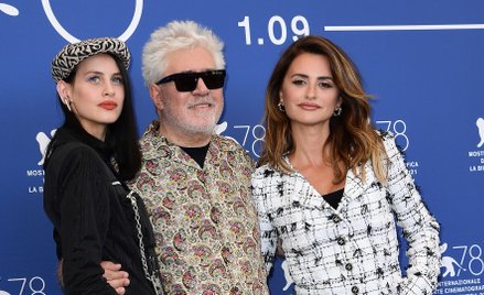Pedro Almodóvar z aktorami swojego najnowszego filmu „Madres paralelas” - Mileną Smit i Penélope Cru