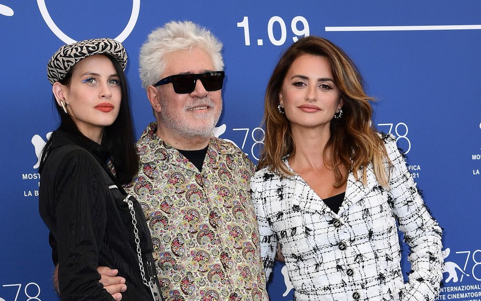 Pedro Almodóvar z aktorami swojego najnowszego filmu „Madres paralelas” - Mileną Smit i Penélope Cru