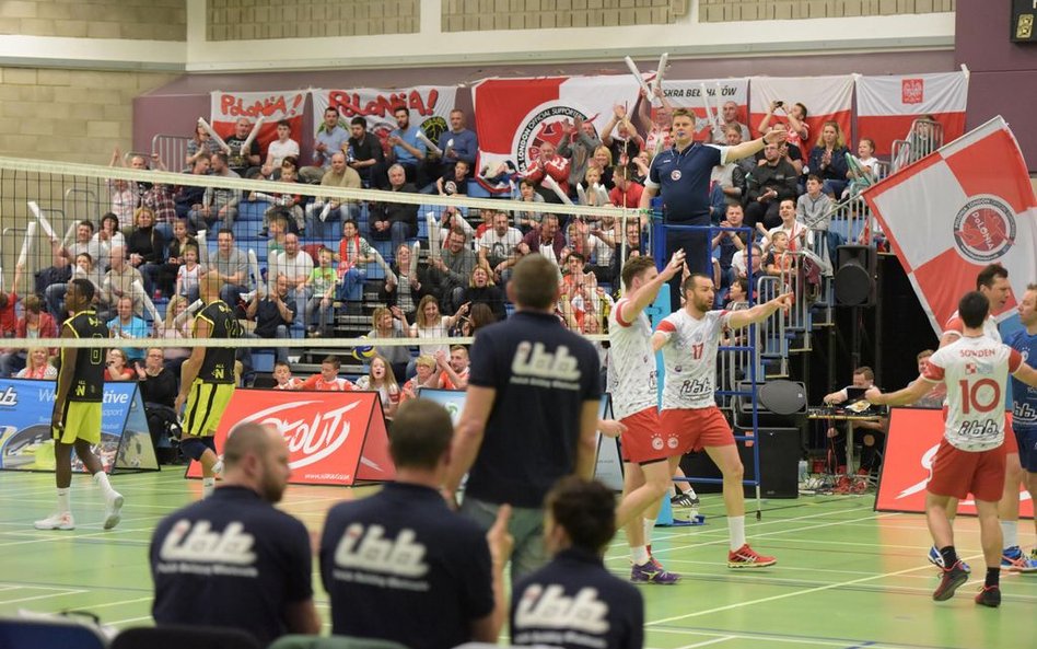 IBB Polonia oraz kibice w trakcie meczu z London Lynx. Fot. Steve Smith